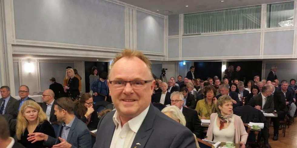 Fiskeriminister Per Sandberg kom med en rekke nyheter på årsmøtet til Fiskebåt. Først i rekken ligger en innstilling til Stortinget om pliktkommisjonen, som skal i statsråd 3. mars. Foto: Nils Torsvik