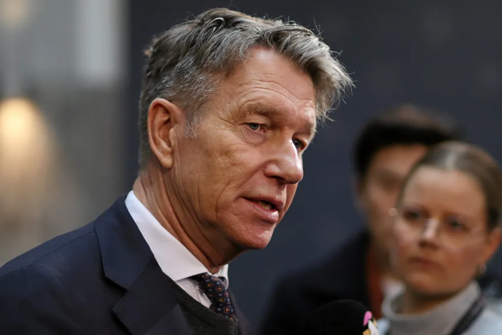 Energiminister Terje Aasland svarer på spørsmål fra pressen etter at det ble kjent hvem som vant havvindauksjonen på Sørlige Nordsjø II i mars 2024. Nå sier energidepartementet at de ikke vil lyse ut området Sørvest F for utbygging av havvind i 2025.