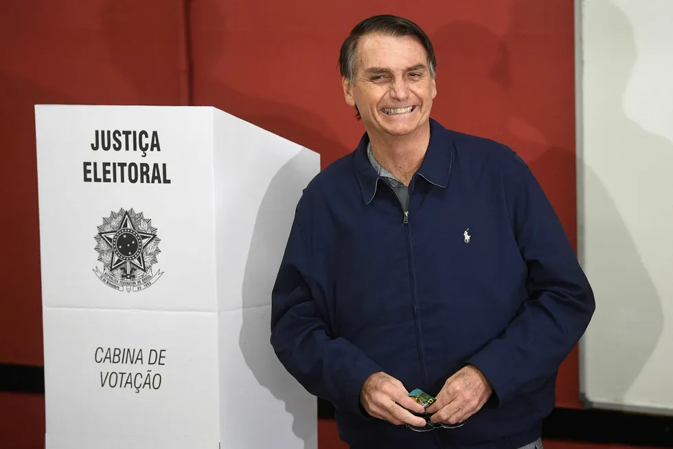 En smilende og selvsikker Jair Bolsonaro etter å ha avlagt sion stemme søndag.