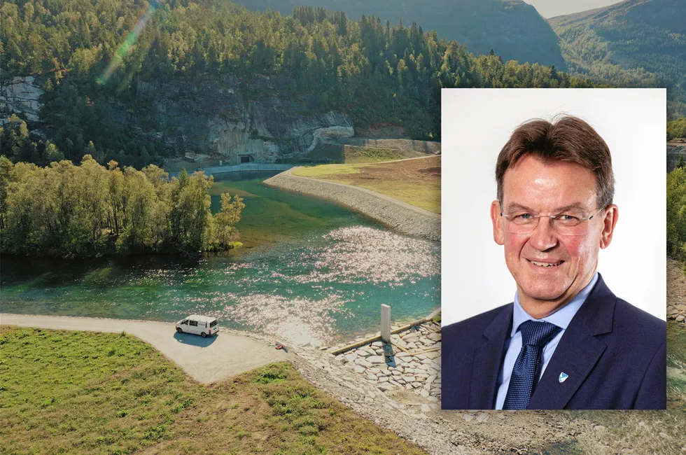 Ein av konklusjonane til fylkesdirektør Rune Haugsdal (innfelt) er at fleire av dei andre eigarane i holdingselskapet faktisk ikkje har lov til å stemme over samanslåinga mellom Eviny og Sogn og Fjordane Energi.