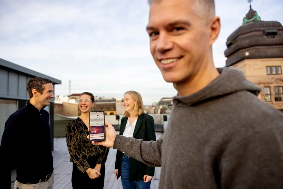 Gründer Peter Gulliksen viser frem Nørs-appen. I bakgrunnen står medgründer Alexander Rein og styremedlemmer Nina Heir og Sigrun Syverud.