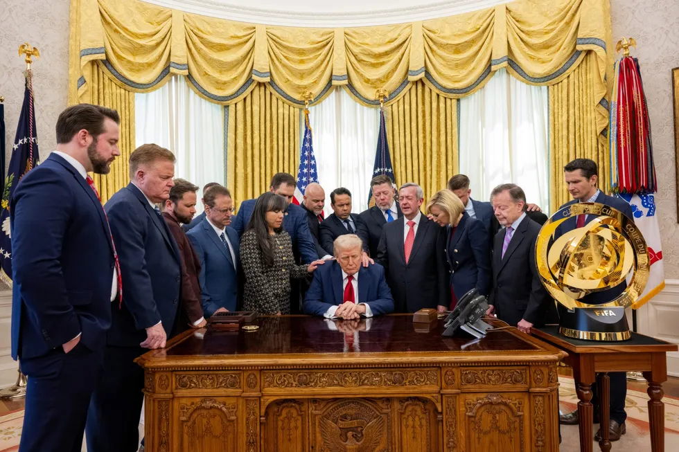 USAs president Donald Trump under en bønnestund i Det ovale kontor.