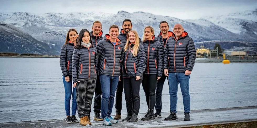 Her er hele Bravo Seafood-teamet samlet. Fra venstre: Elise Vee, Qiao Chen, Svein Bruheim, Karl Petter Myklebust, Waqas Mushtaq, Sunniva Geithus, Anne Fure Bortne, Håkon Åsvang og Tore Svarstad.