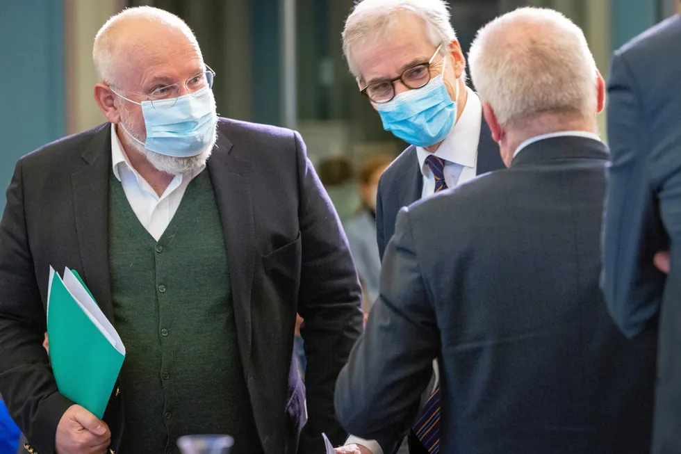 Visepresident Frans Timmermanns i Europakommisjonen (til venstre) spør spøkefullt konsernsjef Anders Opedal i Equinor (til høyre): – Can you give us more? EU vil ha mer norsk gass. Statsminister Jonas Gahr Støre (i midten) møtte EU-toppene tidligere i år.