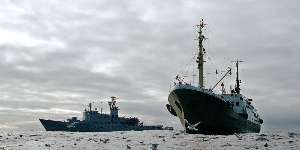 Fiskekonsumet øker i verden og stadig mer av fisken fra utviklingsland går til eksport.Her kontrollerer KV «Andenes» «Jurensk» i Barentshavet. Illustrasjonsfoto: Forsvaret