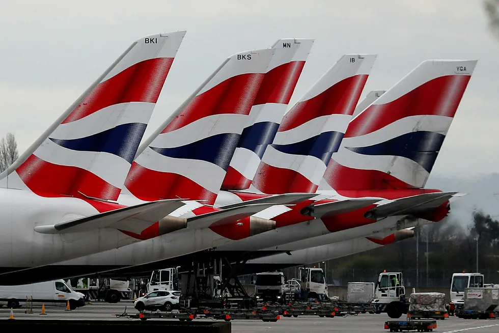 Fly fra British Airways står parkert på Heathrow utenfor London. Selskapet varsler at 12.000 stillinger kuttes. Foto: AP / NTB scanpix