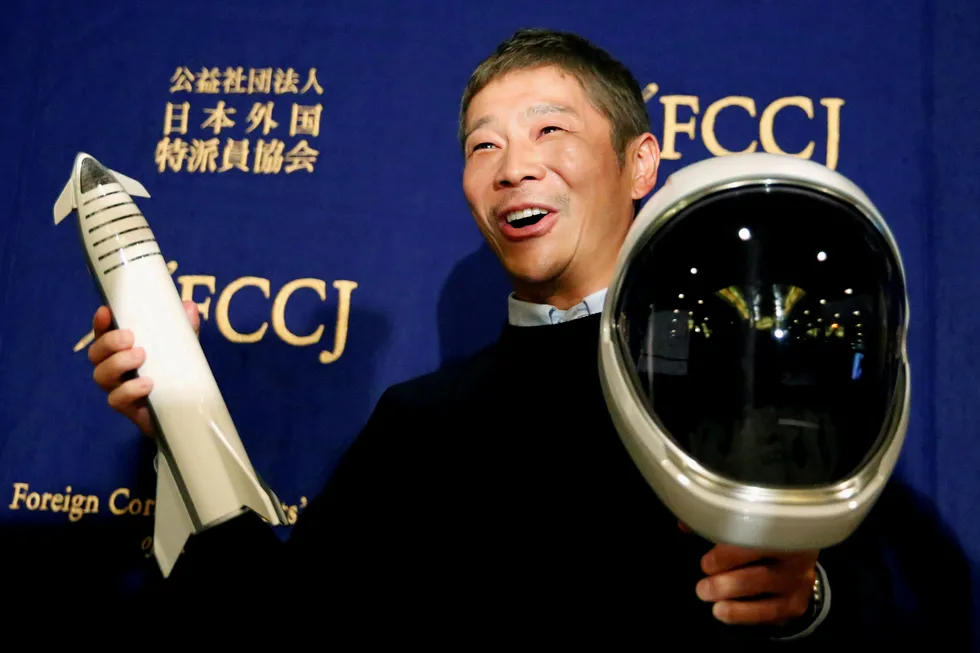 Yusaku Maezawa ble dollarmilliardær da han solgte oppstartsselskapet Zozotown til Softbank i 2018. Samtidig inngikk han avtale med det private romfartsselskapet SpaceX, som kontrolleres av Elon Musk, om å bli den første passasjeren om bord Starship til å kretse rundt månen.