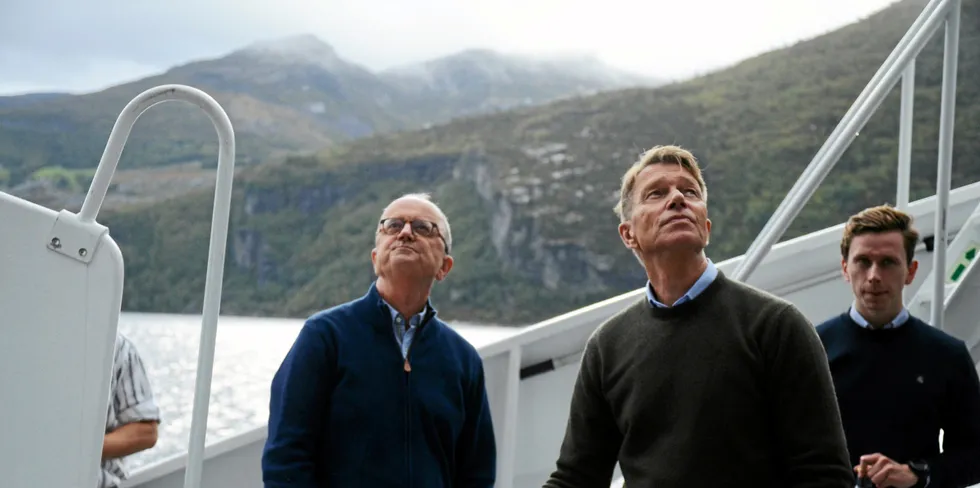 Her er olje- og energiminister Terje Aasland avbildet da han besøkte Lysebotn II sammen med Lyse-sjef Eimund Nygaard i september.