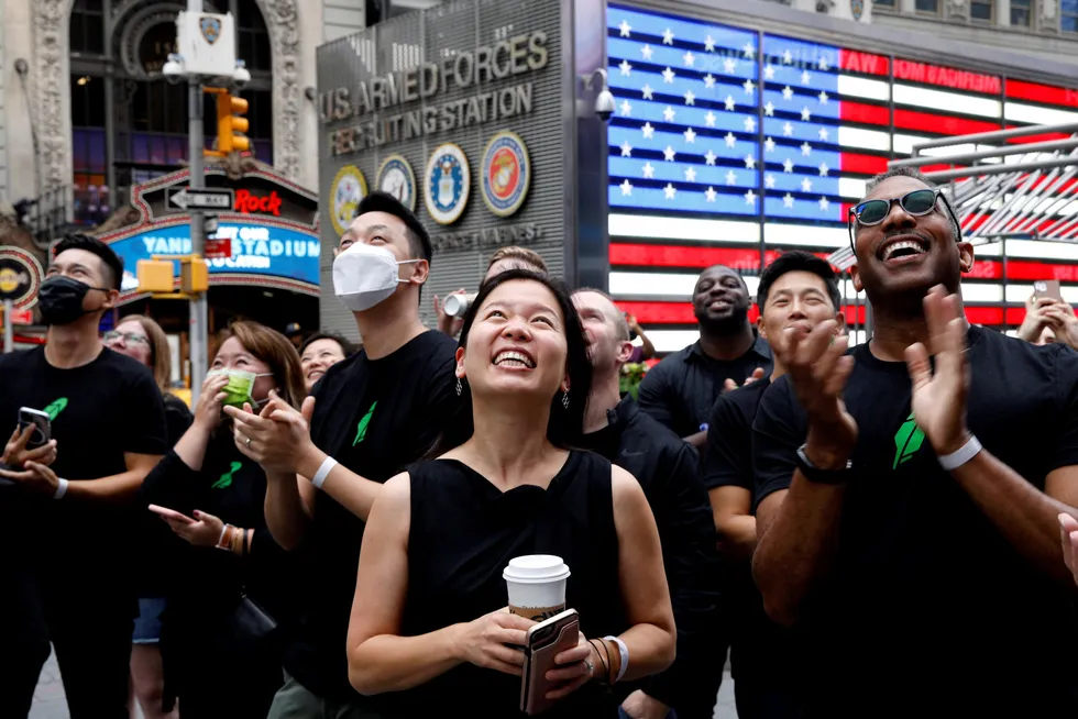 Teknologibørsen Nasdaq steg kraftig fredag. Her god stemning foran hovedkvarteret på Times Square i New York ved en tidligere anledning.