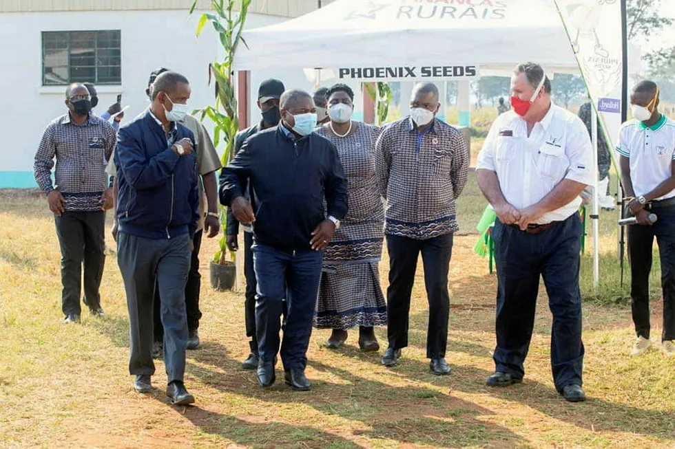 Confusion: Mozambique President Filipe Nyusi, centre, in Manica province on 7 August.