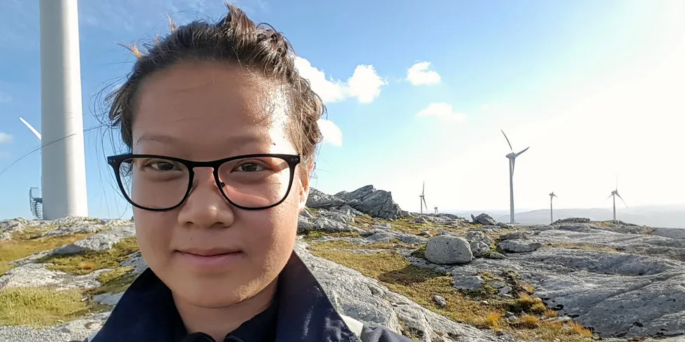 Her er Myselie Nguyen i Embriq på befaring på Bessakerfjellet Vindpark.