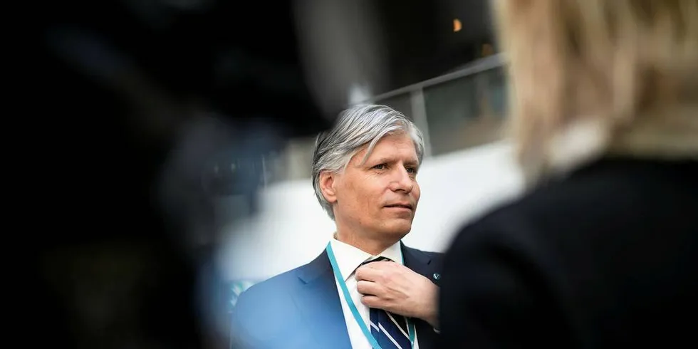 ØNSKE OM ET PLASTFRITT HAV: Klima- og miljøminister Ola Elvestuen, sier at ingen næring kan ha større interesse av å ha et plastfritt hav enn fiskeri- og havbruksnæringen.Foto: Skjalg Bøhmer Vold