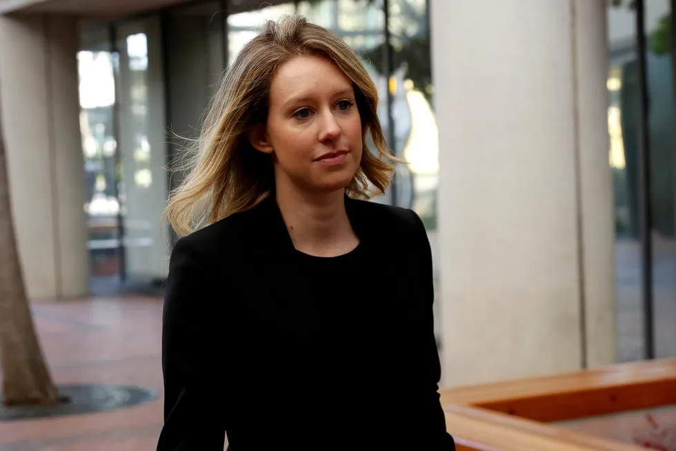 Eks-milliardær Elizabeth Holmes får utsatt rettssaken sin på grunn av høyt smittetrykk i California.