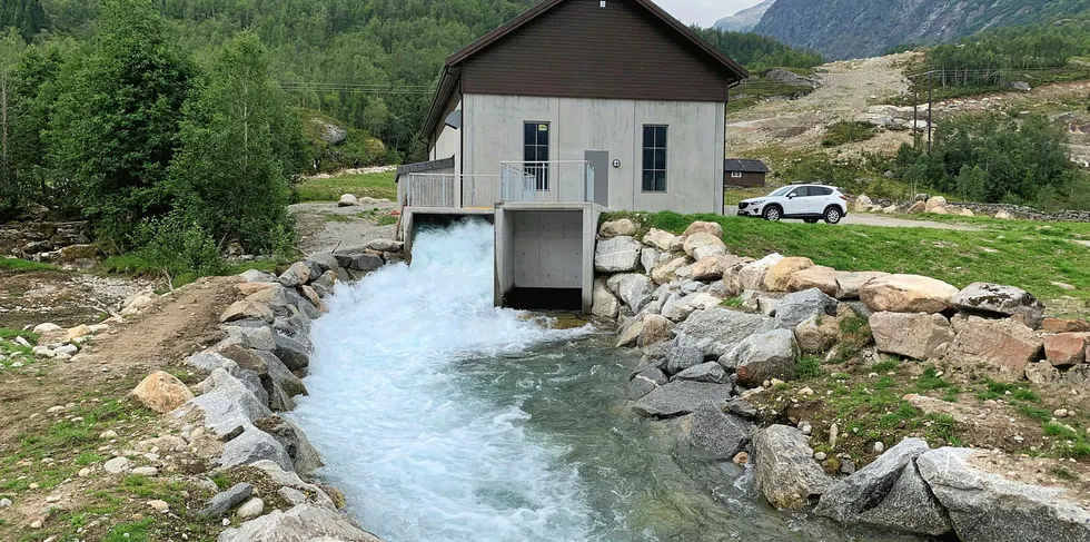 Eldao kraftverk i Førde og Luster kommune er et av de te siste kraftverkene som Obos Energi ferdigstilte. Nå har sveitsiske eiere overtatt dette og de 11 andre kraftverkene i porteføljen. Interessen for Obos Energi var betydelig.