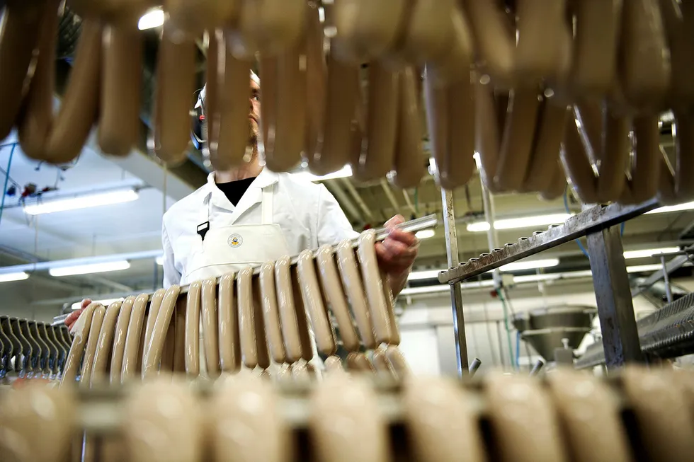 Jersey-lokaliserte fond kontrollert av CapVest har gått inn som eier av Scandza. Scandza er morselskapet til blant annet Leiv Vidar, Synnøve Finden, Sørlandschips og Finsbråten. Her fra Leiv Vidar Pølemakeri ved Hønefoss. Foto: Aleksander Andersen/NTB Scanpix