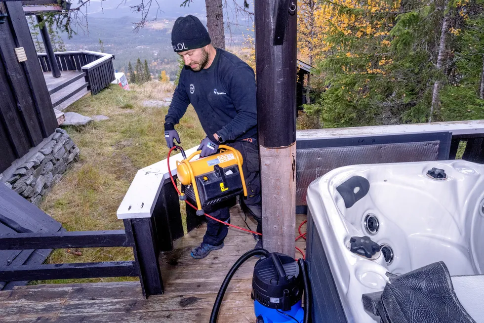 Rørlegger Wojtek Szlapka forteller om stor pågang om rør- og temperaturrelaterte strømspareråd – og en del ønsker også at hele hytta skal pumpes fri for vann. Det er ikke alltid like enkelt.