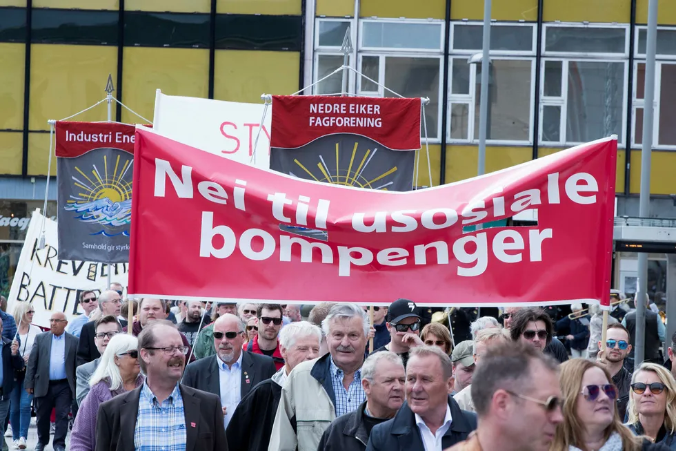 Bompengemotstanderne er mange og i disse dager er det nesten ingen som våger å ta bompengene i forsvar. Her fra årets 1. mai-tog i Drammen.