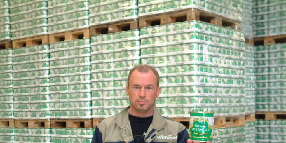 Vesteraalens Fiskeboller er kåret til Vesterålens «nasjonalrett». Arkivfoto: Daglig leder i Vesterålens Hermetikkfabrikk Sean Britten.