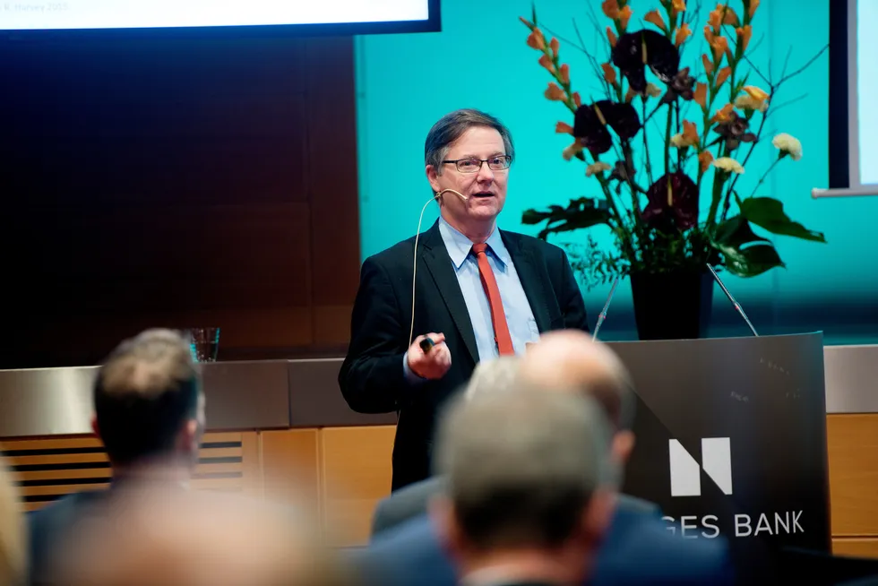 Campbell R. Harvey er professor i finans ved Fuqua School of Business ved Duke University i USA. Han er meget skeptisk til mye forskningen som drives i finansfaget. Bildet er fra et foredrag Harvey holdt for Oljefondet i 2015.