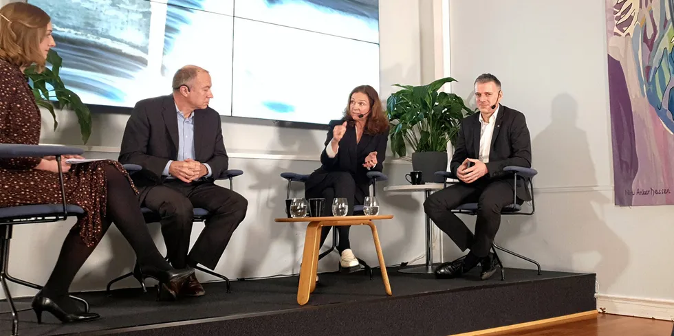 Statkraftsjef Christian Rynning-Tønnesen, Statnett-sjef Hilde Tonne og NVE-direktør Kjetil Lund diskuterte kraftsituasjonen på møte i Polyteknisk forening tirsdag. Til venstre debattleder Ellen Viseth fra Teknisk Ukeblad.
