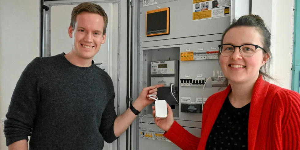 Sintef-forskerne Bendik Nybakk Torsæter og Maren Istad forsker på utnyttelse av Han-porten. Her er de ved HAN-porten i smarthuset på NTNU Gløshaugen Campus.