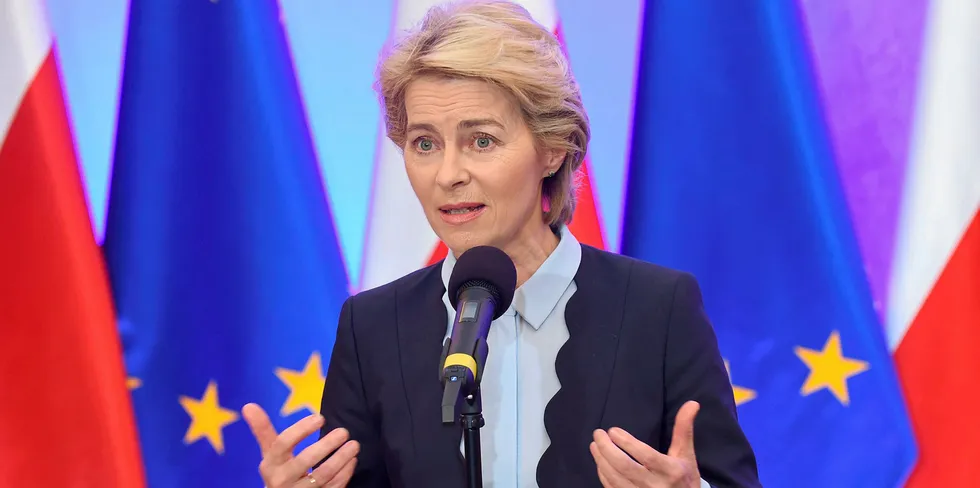 EU-kommisjonens president, Ursula von der Leyen, betegner klimaløftet for EUs månelandingsprosjekt.