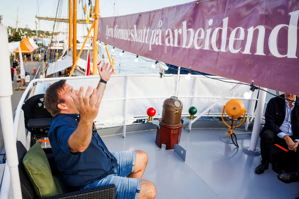 Roger Hofseth (til venstre) og Anders Borg på dekk på «MS Gamle Havstein» under Arendalsuka.
