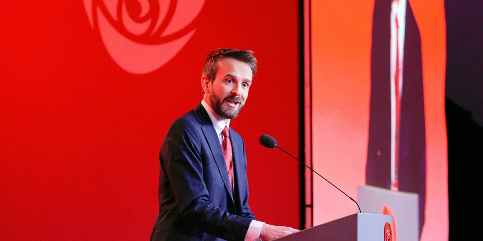 Næringsminister, påtroppende nestleder og leder av redaksjonskomiteen i Ap, Jan Christian Vestre, må håndtere mange forslag om å regulere strømprisen.