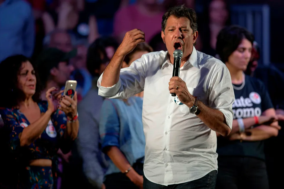 Fernando Haddad knapper inn på høyreorienterte Jair Bolsonaro.