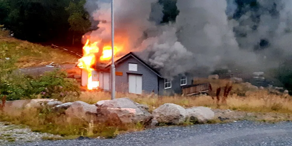 Eksplosjonen i Moane kraftverk startet brannen. Deler av kraftverket er helt utbrent, men maskinrommet er reddet.