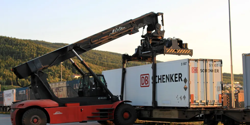 All transport på godstog ut fra Narvik er rammet av avsporingen på Ofotbanen og må sendes på vogntog i stedet. Arkivfoto fra opplasting av DB Schenker-container med fisk på godstog i Narvik.