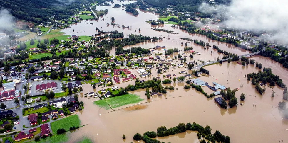 Dette dronebildet av Nesbyen ble tatt onsdag 9. august da flomtoppen kulminerte på 1338 kubikkmeter i sekundet.