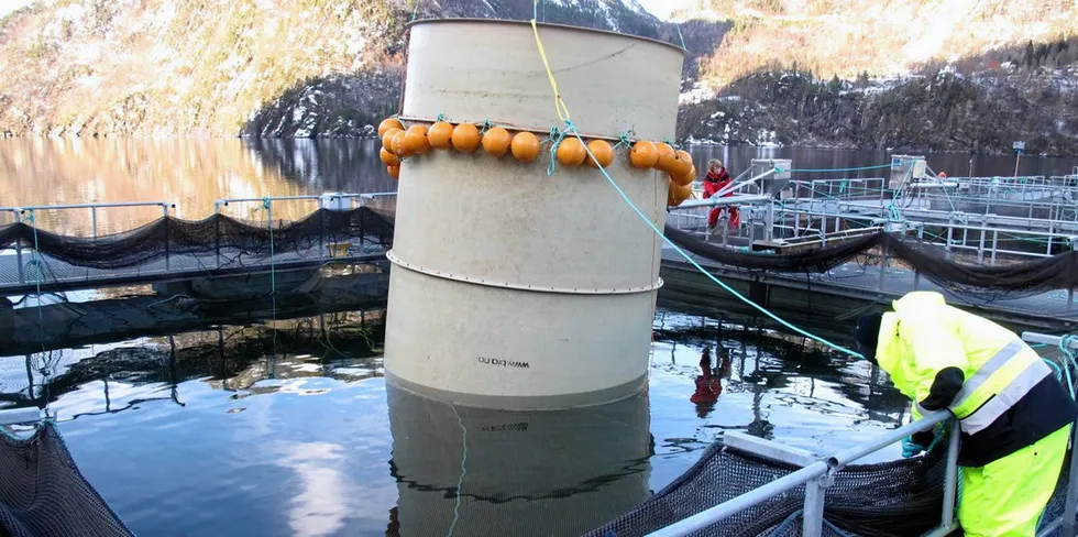 Snorkel i oppdrettsanlegg for at laksen ikke svømmer til overflaten, der det er mest luselarver.