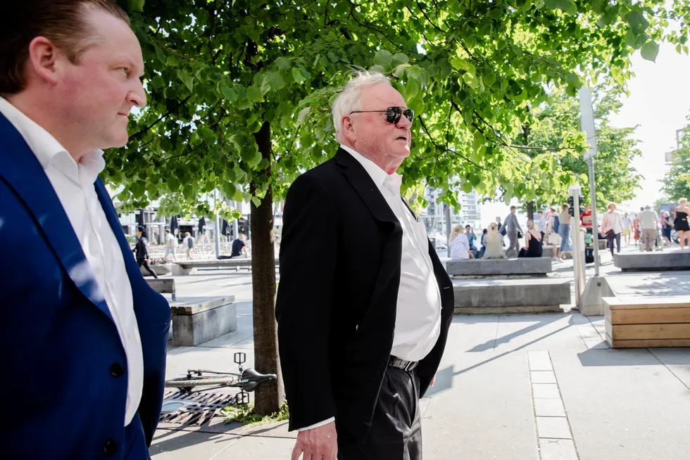 John Fredriksen kontrollerer oppdrettsgiganten Mowi som vil bli hardt rammet av en potensiell bot fra Europakommisjonen. Her sammen med Thorolf Aurstad (til venstre) i Seatankers.