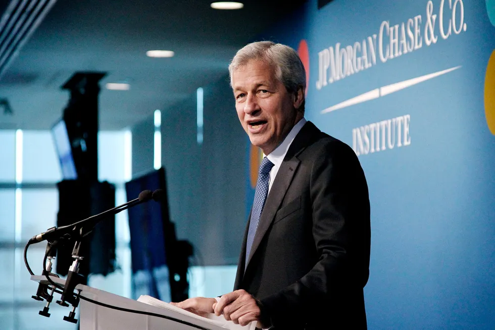 – Jeg er i ferd med å avlyse alle mine Zoom-møter. Nå har jeg fått nok, sier Jamie Dimon, toppsjefen i storbanken JPMorgan Chase & Co. Nå innkaller han de fleste av selskapets ansatte tilbake til kontoret.