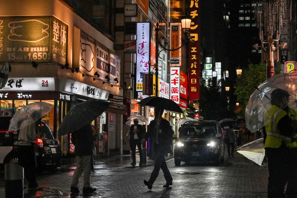 Den økonomiske aktiviteten i Japan falt i første kvartal. Det er forventninger om en bedring. De store børsnoterte selskapene venter en resultatnedgang i inneværende regnskapsår. Her fra Akasaka-Mitsuke-området i Tokyo tidligere denne uken.