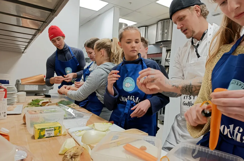 Kokk Morten Klever sammen med elevene (f.v.) Joakim Thu, Hanna Sofie Steinsøy, Lotte Nymark Brekke og Ida Kristiansen