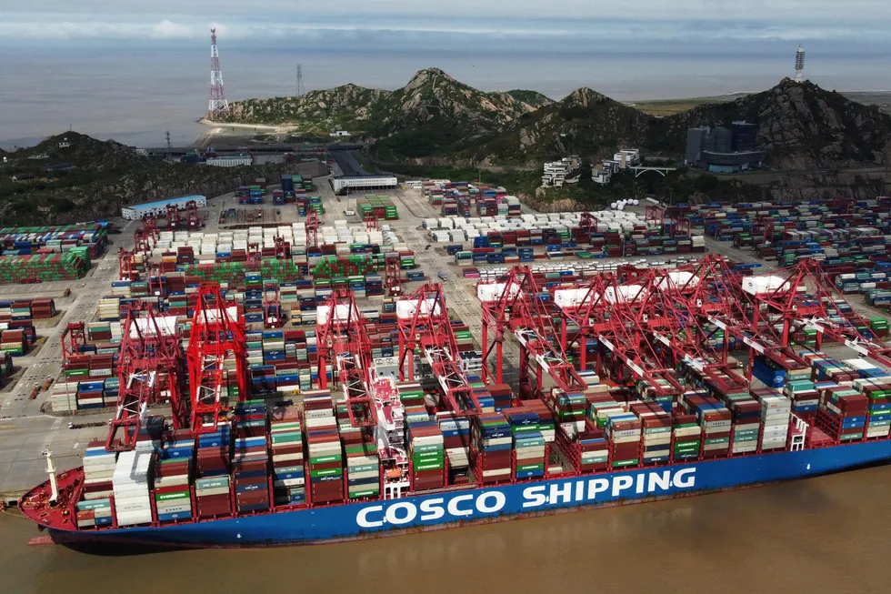 Den siste smittebølgen i Kina skaper store forstyrrelser ved fabrikker og havner. Her fra Yangshan-havnen utenfor Shanghai.