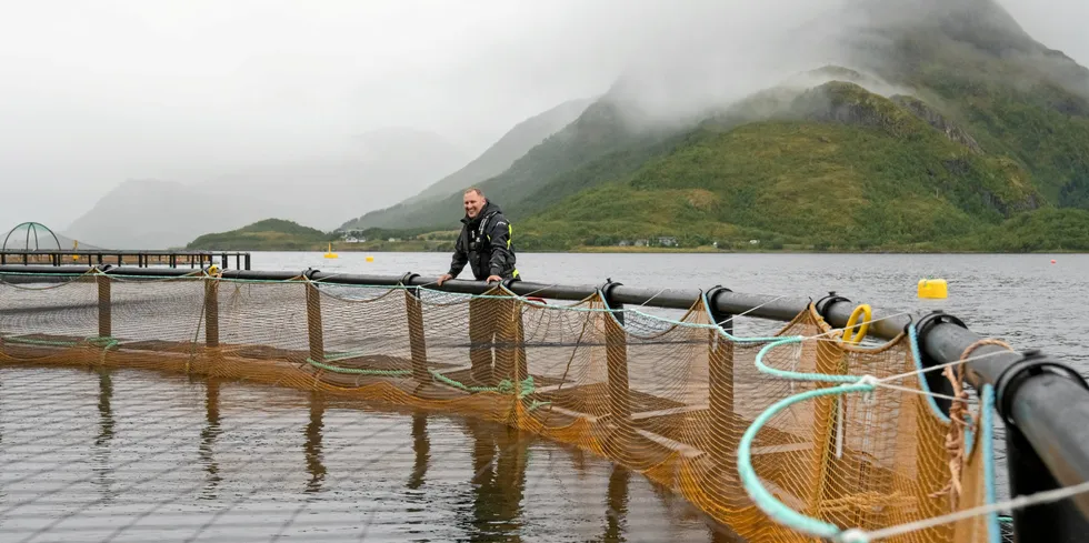 Rune Eriksen (på merdkanten) er driftsdirektør Vesterålen Havbruk.