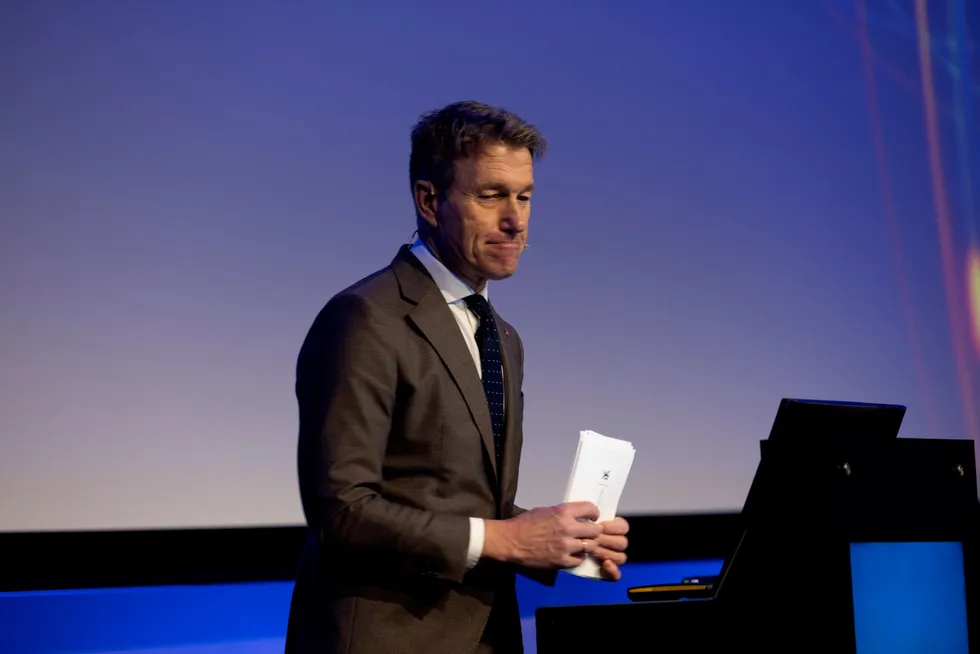 Energiminister Terje Aasland (Ap) er klar på at det er krevende tider for havvind, men håper fortsatt på auksjon på Sørlige Nordsjø II.