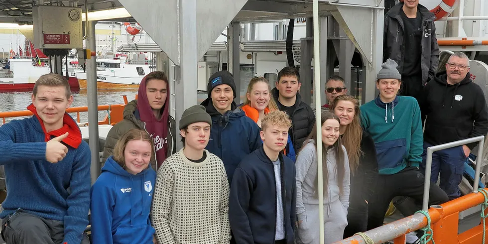 TRIVES: Skolebåten «Fru Inger» som Guri Kunna videregående skole på Frøya/Hitra bruker i undervisningen sin innen fiskeri og havbruk er i Henningsvær på lofotfiske. Fra venstre Henrik Standahl, Johanna Skarsvåg, Petter Angelvik, Henrik Hartvigsen, Odin K. Meland, Håvard Refsnes, Trine Vikan, Andrea Nordvik, Erling Spjøtvold, Anna Jørgensen, Willum Pettersen (lærer), Ole Martin Sand, Kyrre Pettersen (lærer) og Brage Melum.