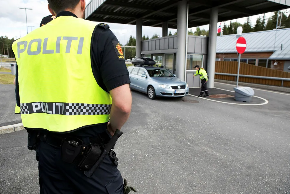 Politiet på vakt ved grensepasseringen i Ørje. Nå vil de sørge for at politiets passering skal skje så knirkefritt som mulig.