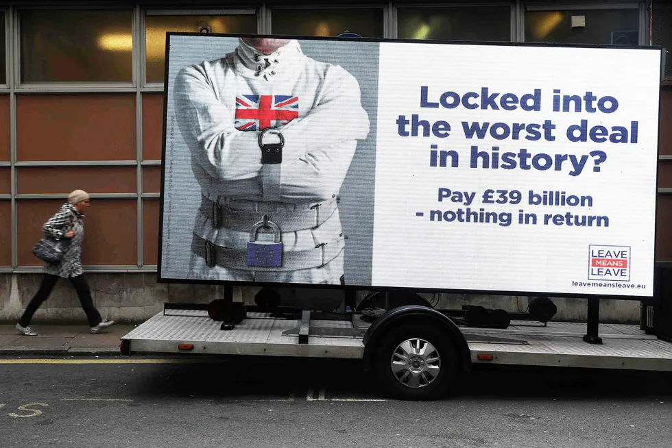 Britenes veivalg fremover vil vise hvilket scenario og hvilken teori som skal brynes mot virkeligheten. Det avbildede skiltet er satt opp av brexit-tilhengere som stiller spørsmål ved avtalen May har inngått med EU.