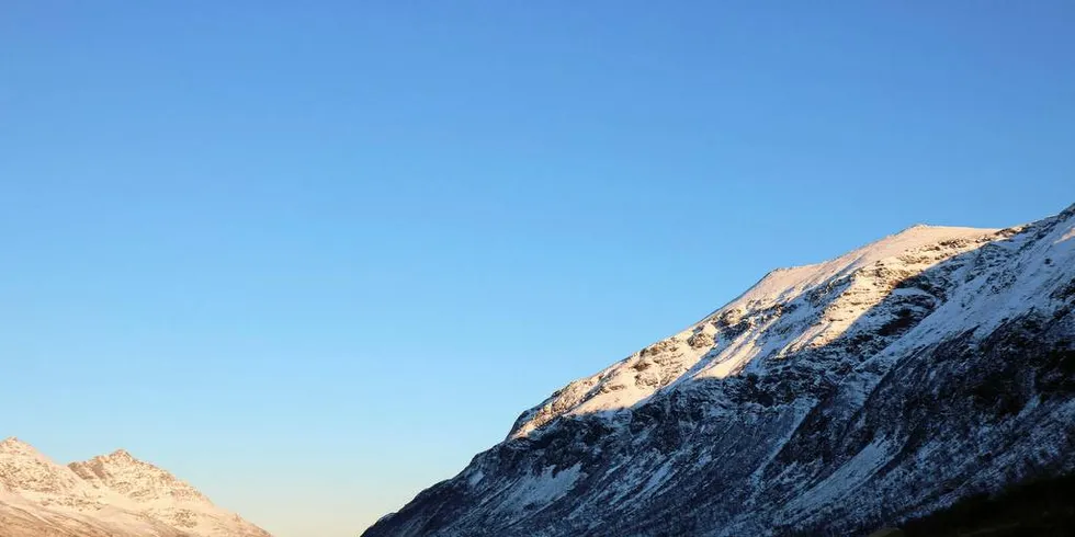 FARLIG: Et av flere svært rasutsatte områder på fylkesvei 347 på Arnøya i Troms.Foto: Jørn Mikael Hagen