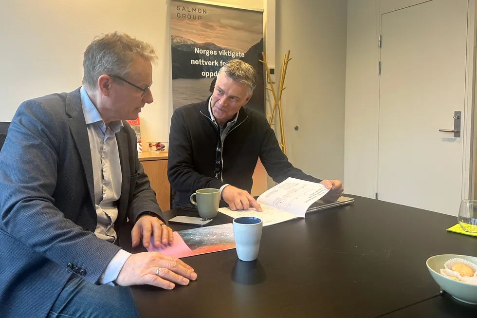 Olve Grotle (Fiskerpolitisk talsperson i Høyre) og Jan Olav Langeland (administrerende direktør i Salmon Group) på kontoret til Salmon Group i Bergen.