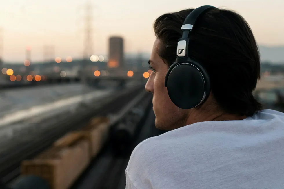 De beste støydempende hodetelefonene er dyre, men det finnes alternativer under 2000 kroner også. Foto: Sennheiser