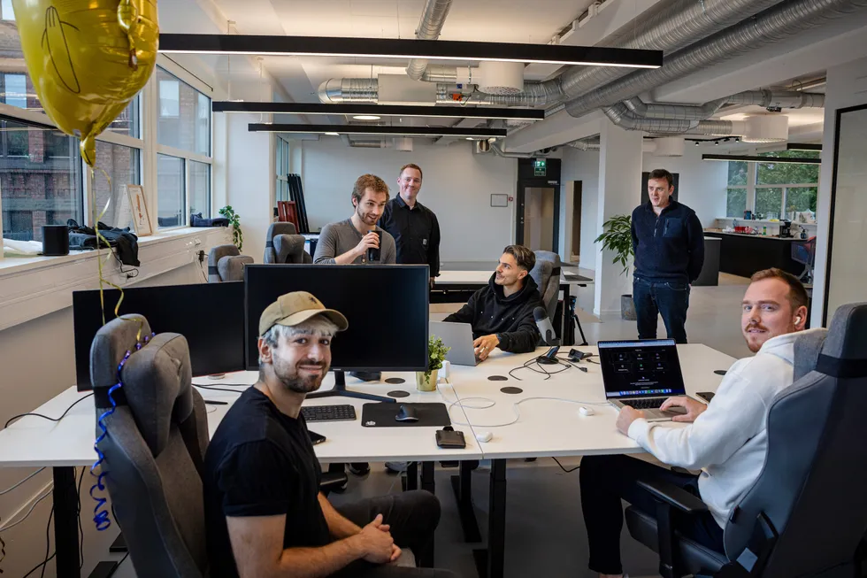 Milad Mirshahi (fra venstre), Tomas Veiden, Aleksander Schipper, Hamza Nebolsi, Sebastian Almnes og Even Bergan Bugge i selskapet Presail, i deres nye lokaler.