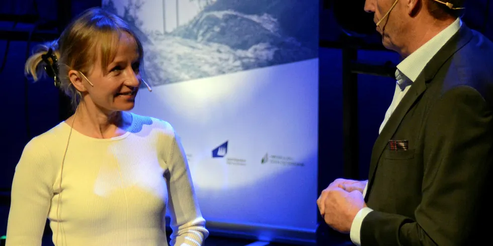 GOD PROSESS: Konsernsjef i BKK, Jannicke Hilland, mener fusjonsprosessen med Sunnfjord Energi har vært god, men krevende. Her er hun i samtale med styreleder i Sunnfjord Energi, Arvid Andenæs.