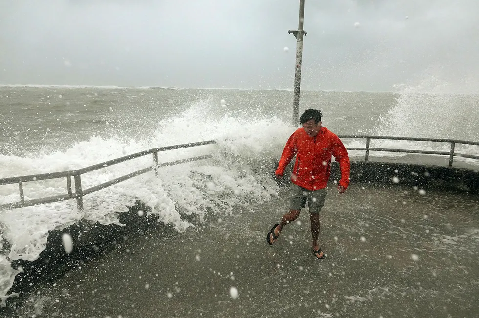 Brandon Ennis løper vekk fra vannet på brygga Jupiter inlet tirsdag ettermiddag i Florida, da de første tegnene til orkanen Dorian begynte å komme. Mens faren nå er over for at Florida skal bli direkte truffet av orkanen, ser Dorian fremdeles ut til å sneie farlig nærme Georgia og South Carolina og muligens treffe land i North Carolina.