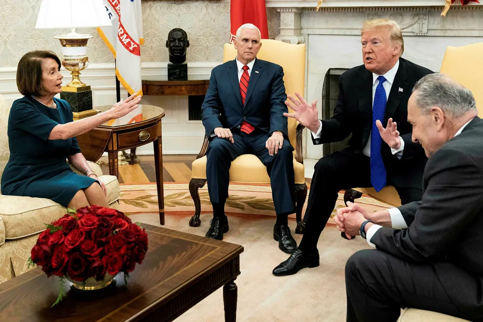 Nancy Pelosi ble hyllet, særlig av sine tilhengere, etter det famøse møtet med president Donald Trump i Det hvite hus like før jul. Visepresident Mike Pence (i midten) sa ikke et ord, mens demokratenes minoritetsleder Charles E. Schumer (til høyre) stort sett ble tilskuer til diskusjonen mellom Pelosi og Trump.